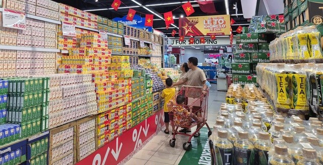 Người dân mua sắm hàng hóa tại siêu thị. Ảnh: VGP