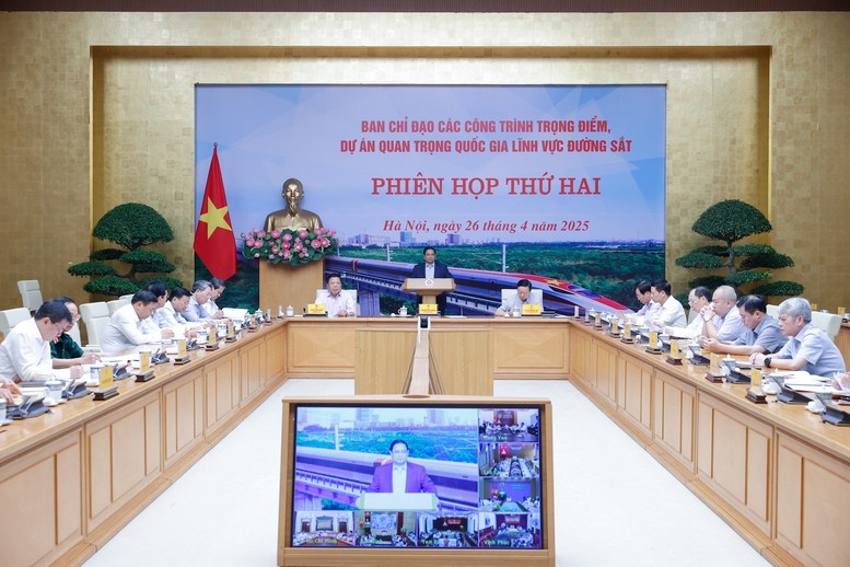 Thủ tướng yêu cầu phải huy động các tập đoàn, doanh nghiệp Nhà nước và tư nhân có năng lực công nghệ và sản xuất tham gia các dự án và phát triển công nghiệp đường sắt - Ảnh: VGP