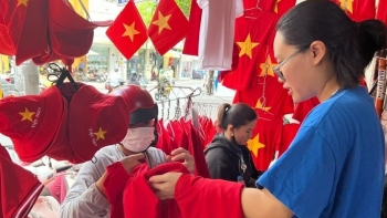 Áo cờ đỏ, sao vàng hút khách dịp lễ 30/4