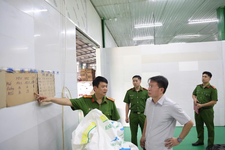 Dưới sự chỉ đạo của Đại tá Nguyễn Minh Tuấn, Giám đốc Công an tỉnh Phú Thọ, Cơ quan CSĐT đã khẩn trương điều tra và làm việc với các đối tượng có liên quan. Dưới sự chỉ đạo của Đại tá Nguyễn Minh Tuấn, Giám đốc Công an tỉnh Phú Thọ, Cơ quan CSĐT đã khẩn trương điều tra và làm việc với các đối tượng có liên quan.