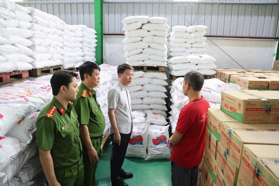 Hơn 71 nghìn lít dầu ăn, khoảng 40 tấn mì chính, 22 tấn hạt nêm, 9 tấn bột canh giả tại Công ty TNHH Famimoto Việt Nam. Hơn 71 nghìn lít dầu ăn, khoảng 40 tấn mì chính, 22 tấn hạt nêm, 9 tấn bột canh giả tại Công ty TNHH Famimoto Việt Nam.