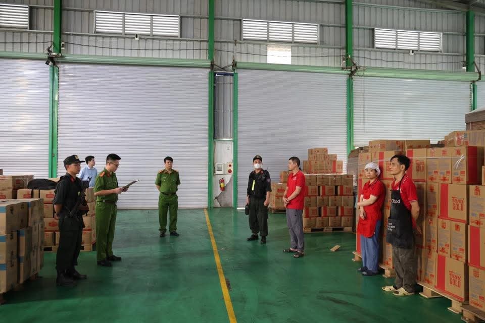 Cơ quan chức năng làm việc với các nhân viên tại xưởng. Cơ quan chức năng làm việc với các nhân viên tại xưởng.