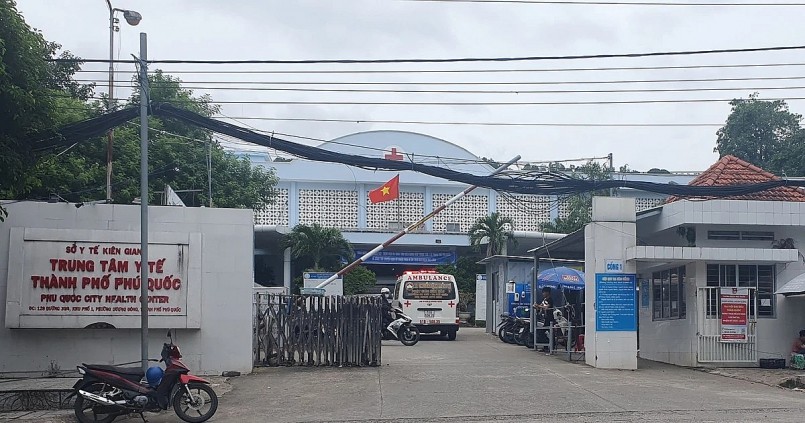 Các bệnh nhân nhập viện tại Trung tâm Y tế TP Phú Quốc nghi ngờ do ăn nấm lạ. Các bệnh nhân nhập viện tại Trung tâm Y tế TP Phú Quốc nghi ngờ do ăn nấm lạ.