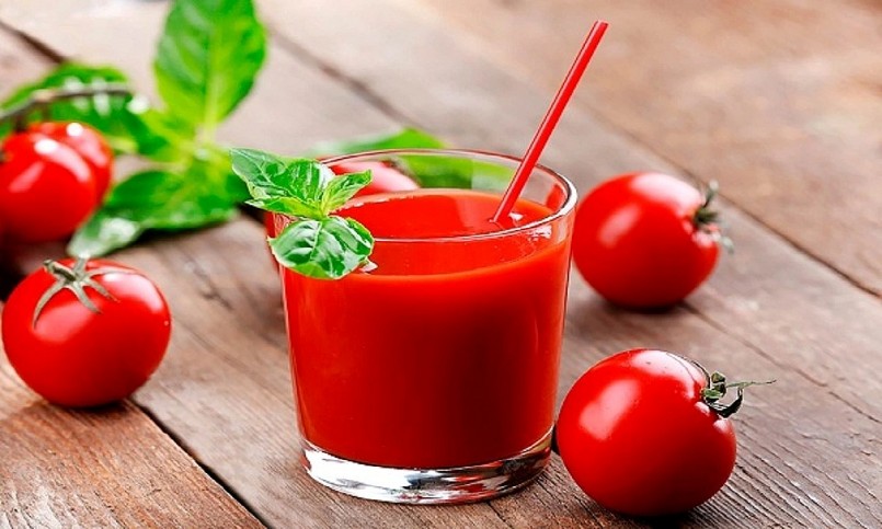 Lycopene có trong cà chua là một chất chống oxy hóa mạnh, giúp bảo vệ da khỏi tác động tiêu cực của ánh nắng mặt trời và giảm thiểu nếp nhăn.
