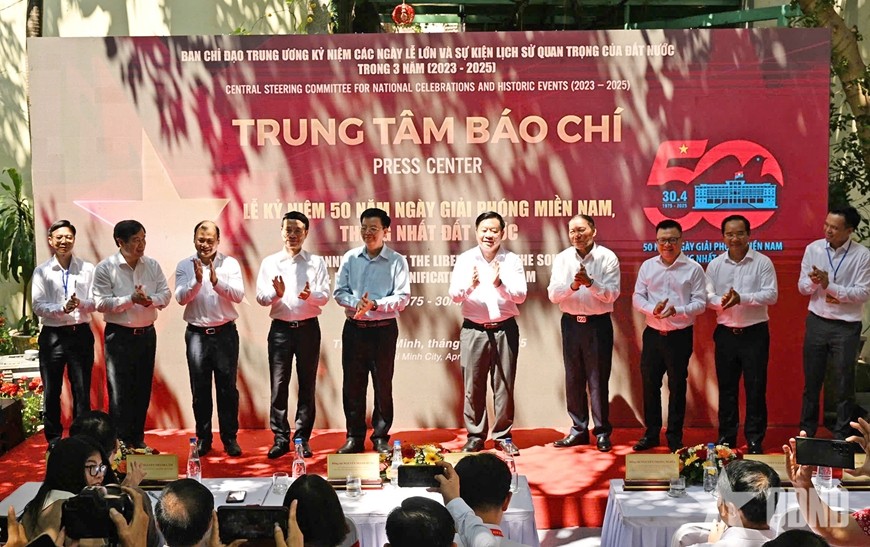  Các đại biểu thực hiện nghi thức khai trương trung tâm báo chí. 