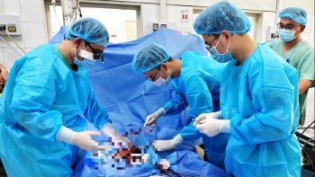 Cứu sống bé 7 tuổi bị viêm cơ tim tối cấp bằng kỹ thuật ECMO