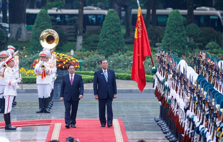 Thủ tướng Phạm Minh Chính và Thủ tướng Ishiba Shigeru duyệt Đội Danh dự Quân đội nhân dân Việt Nam - Ảnh: VGP/