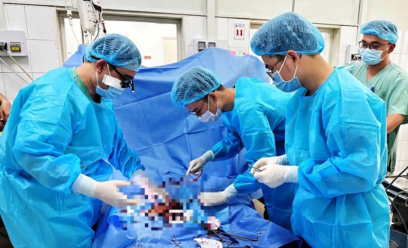 Các bác sĩ kịp thời cấp cứu cho bé trai 7 tuổi.