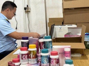 Phát hiện và thu giữ hơn 25 tấn sản phẩm vitamin, collagen không rõ nguồn gốc