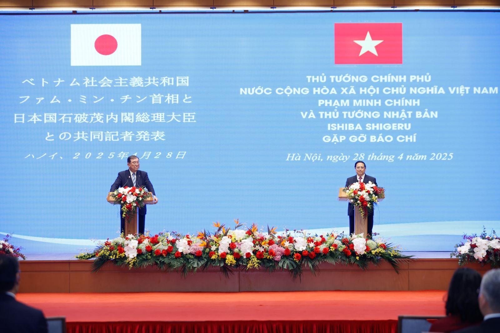 Thủ tướng Phạm Minh Chính và Thủ tướng Nhật Bản Ishiba Shigeru gặp gỡ báo chí - Ảnh: VGP/Nhật Bắc