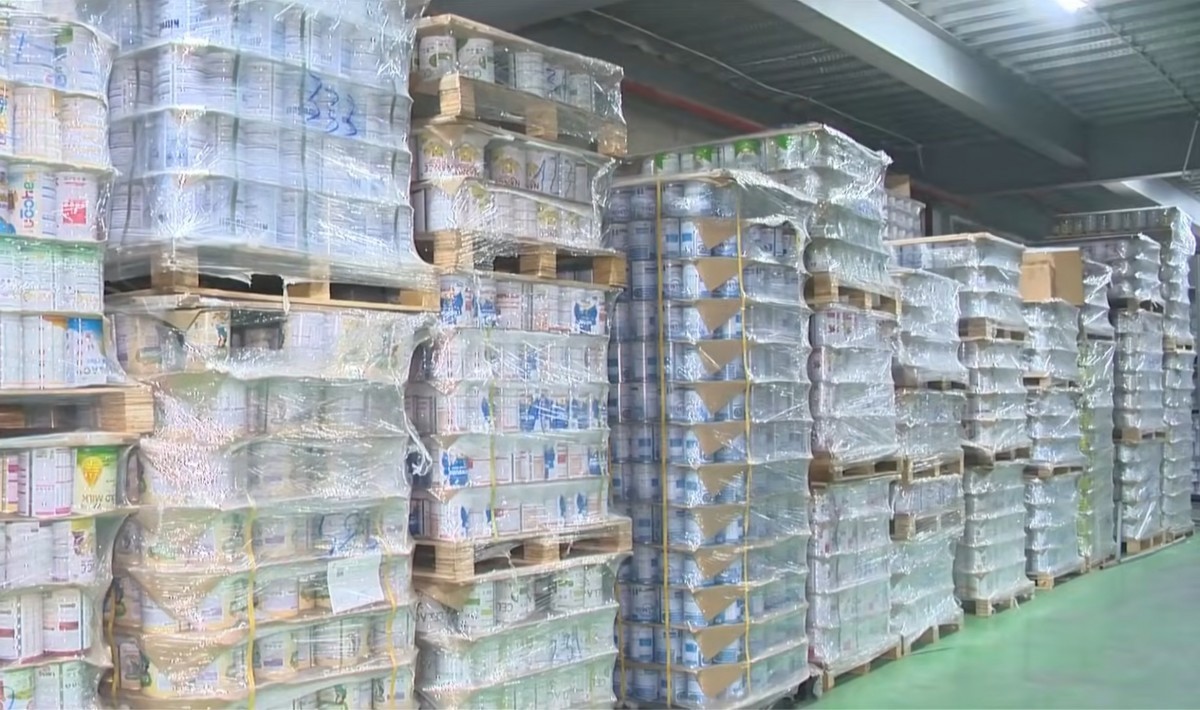 Kho sản xuất sữa bột giả bị công an phát hiện, triệt phá. Ảnh: VTV. Kho sản xuất sữa bột giả bị công an phát hiện, triệt phá. Ảnh: VTV.