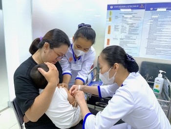 Dịch sởi chưa giảm nhiệt, ca sốt xuất huyết và tay chân miệng gia tăng