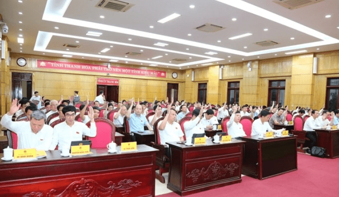 Đại biểu HĐND tỉnh Thanh Hóa biểu quyết.