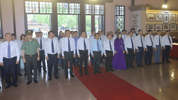 Đoàn đại biểu Tỉnh ủy, HĐND, UBND, Ủy ban MTTQ tỉnh dâng hoa, dâng hương tại Đền thờ Bà mẹ Việt Nam Anh hùng và các Anh hùng liệt sĩ.