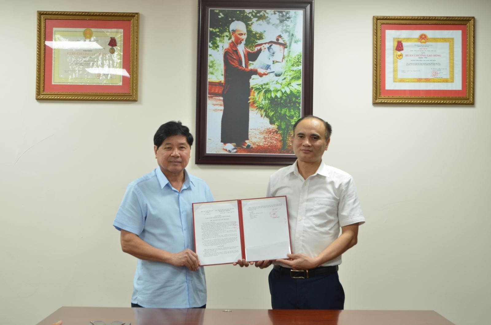 Chủ tịch Hội Làm vườn Việt Nam Lê Quốc Doanh (bên trái) trao Quyết định bổ nhiệm Tổng Biên tập cho ông Lê Văn Thơm.