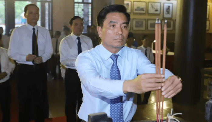 Đại biểu tỉnh Thanh Hóa dâng hương tưởng niệm nhân kỷ niệm 50 năm Ngày Giải phóng miền Nam