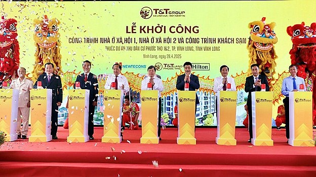 Các đại biểu thực hiện nghi lễ khởi công công trình nhà ở xã hội và khách sạn thuộc dự án Khu dân cư Phước Thọ 1 & 2