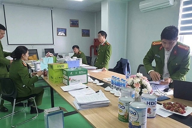 Cảnh sát khám xét trong quá trình điều tra  ẢNH: CAND