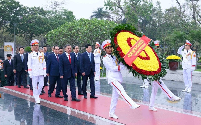 Đoàn đại biểu lãnh đạo Đảng, Nhà nước đặt vòng hoa, dâng hương tưởng niệm các Anh hùng liệt sĩ tại Đài Tưởng niệm các Anh hùng liệt sĩ trên đường Bắc Sơn - Ảnh: VGP