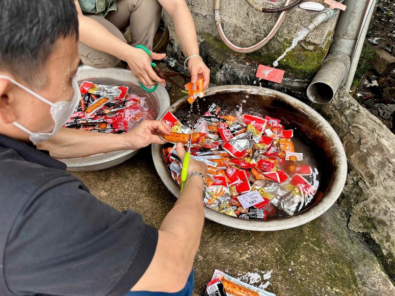 Mức phạt là 16 triệu đồng và toàn bộ số hàng vi phạm buộc phải tiêu hủy theo đúng quy định của pháp luật.