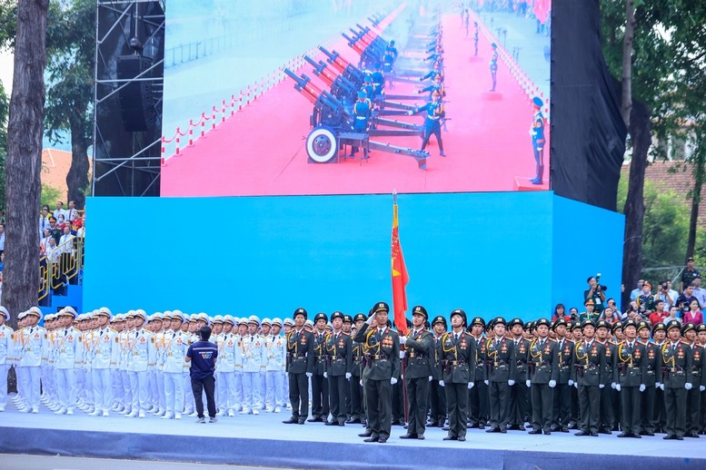 Lễ kỷ niệm bắt đầu bằng nghi lễ chào cờ trong tiếng rền vang của 21 loạt đại bác do đội pháo lễ thực hiện tại bến Bạch Đằng, Quận 1, TPHCM.