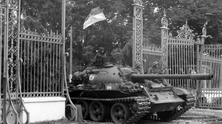 Xe tăng của Lữ đoàn Tăng-Thiết giáp 203, Sư đoàn 304, Quân đoàn 2 tiến vào Dinh Độc Lập, trưa 30/4/1975. (Ảnh: Trần Mai Hưởng/TTXVN)