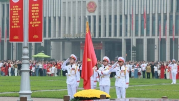Lễ chào cờ đặc biệt chào mừng 50 năm thống nhất đất nước tại Quảng trường Ba Đình