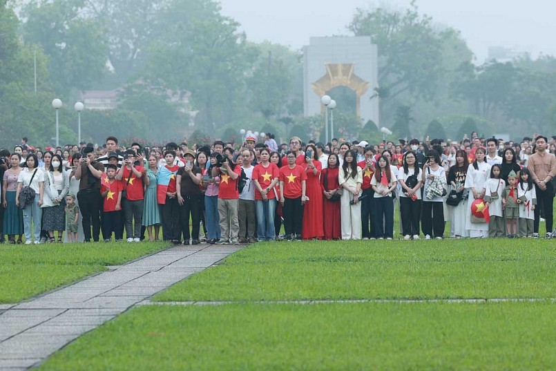 Sáng nay, ngày 30/4, hàng nghìn người dân đã đổ về khu vực trước Lăng Chủ tịch Hồ Chí Minh, trang nghiêm theo dõi từng nghi thức trong lễ chào cờ.