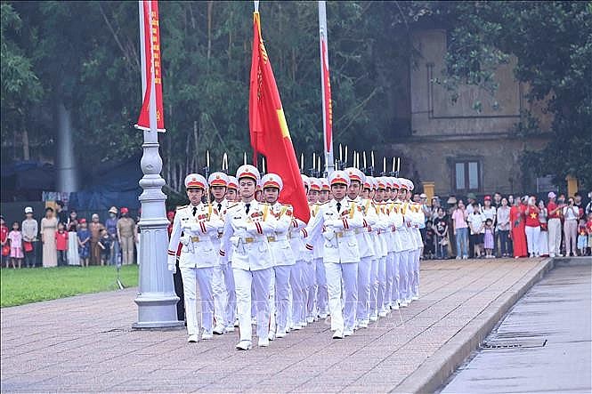 Đúng 6 giờ sáng, trong tiếng nhạc hùng tráng vang vọng giữa Quảng trường Ba Đình, đội tiêu binh nghiêm trang tiến bước, chính thức bắt đầu nghi thức trang trọng của lễ chào cờ.