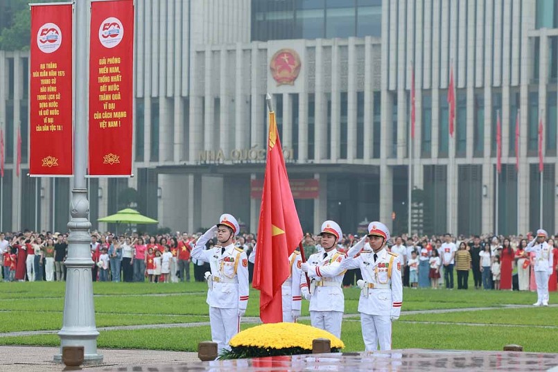 Lễ chào cờ diễn ra trong không khí trang nghiêm, hào hùng.
