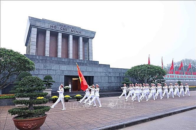 Đội tiêu binh trong quân phục chỉnh tề, bước đều mạnh mẽ diễu hành qua trước Lăng Chủ tịch Hồ Chí Minh.