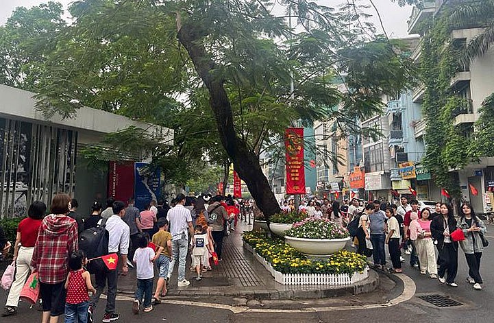 Dòng người nối dài trật tự trên các tuyến đường Lê Hồng Phong, Ngọc Hà, kiên nhẫn xếp hàng chờ đến lượt vào Lăng viếng Chủ tịch Hồ Chí Minh.