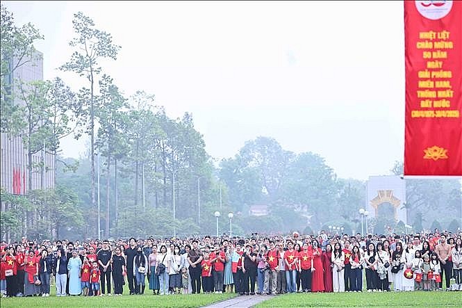 Có gia đình di chuyển hàng trăm km để đưa con đến thăm Lăng Chủ tịch Hồ Chí Minh nhân dịp đặc biệt này. 