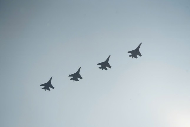 các máy bay Su-30MK2. Đây là loại máy bay tiêm kích đa năng siêu âm thế hệ mới, hiện đại; có ưu điểm vượt trội về tính năng kỹ, chiến thuật; dùng để tiêu diệt các loại máy bay đối phương, trong điều kiện giản đơn, phức tạp, cả ngày và đêm. Máy bay Su -30MK2 sử dụng huấn luyện, trực ban chiến đấu và chiến đấu trong mọi tình huống. các máy bay Su-30MK2. Đây là loại máy bay tiêm kích đa năng siêu âm thế hệ mới, hiện đại; có ưu điểm vượt trội về tính năng kỹ, chiến thuật; dùng để tiêu diệt các loại máy bay đối phương, trong điều kiện giản đơn, phức tạp, cả ngày và đêm. Máy bay Su -30MK2 sử dụng huấn luyện, trực ban chiến đấu và chiến đấu trong mọi tình huống.