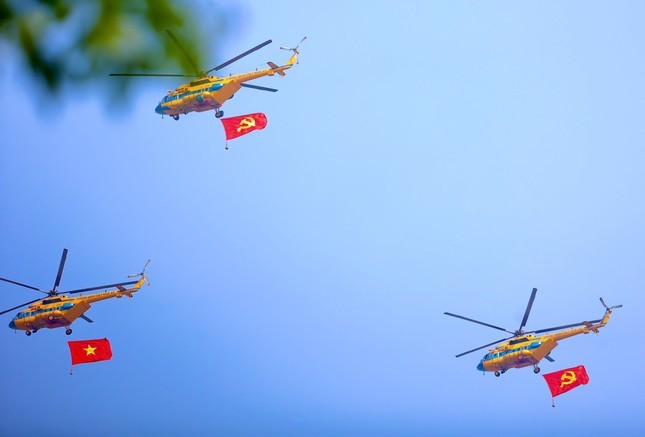 Mở đầu cuộc diễu binh, diễu hành kỷ niệm 50 năm Ngày Giải phóng miền Nam, thống nhất đất nước là các biên đội của Không quân nhân dân Việt Nam anh hùng, đang bay trên bầu trời Tổ quốc. Mở đầu cuộc diễu binh, diễu hành kỷ niệm 50 năm Ngày Giải phóng miền Nam, thống nhất đất nước là các biên đội của Không quân nhân dân Việt Nam anh hùng, đang bay trên bầu trời Tổ quốc.