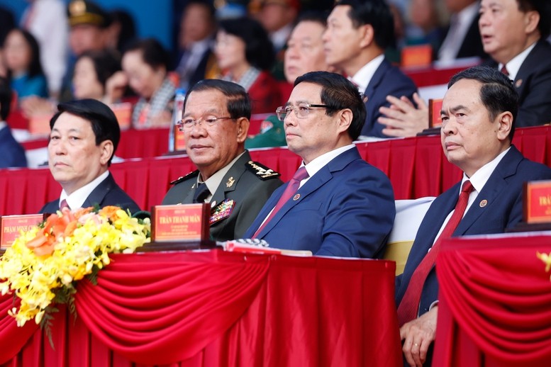 Chủ tịch nước Lương Cường, ngài Samdech Techo Hun Sen, Chủ tịch Đảng Nhân dân Campuchia, Chủ tịch Thượng viện Vương quốc Campuchia, Thủ tướng Phạm Minh Chính, Chủ tịch Quốc hội Trần Thanh Mẫn tại Lễ kỷ niệm - Ảnh: VGP/ Chủ tịch nước Lương Cường, ngài Samdech Techo Hun Sen, Chủ tịch Đảng Nhân dân Campuchia, Chủ tịch Thượng viện Vương quốc Campuchia, Thủ tướng Phạm Minh Chính, Chủ tịch Quốc hội Trần Thanh Mẫn tại Lễ kỷ niệm - Ảnh: VGP/