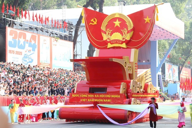 Quốc huy được đặt trên biểu tượng chim Lạc, thể hiện cội nguồn văn hóa, ý chí, khát vọng hòa bình, thống nhất Tổ quốc của dân tộc Việt Nam.