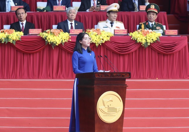 Chị Huỳnh Mạnh Phương - Bí thư Đoàn trường Đại học Kinh tế - Luật (Đại học Quốc gia TPHCM), đại diện thế hệ trẻ phát biểu tại lễ kỷ niệm. Chị Huỳnh Mạnh Phương - Bí thư Đoàn trường Đại học Kinh tế - Luật (Đại học Quốc gia TPHCM), đại diện thế hệ trẻ phát biểu tại lễ kỷ niệm.