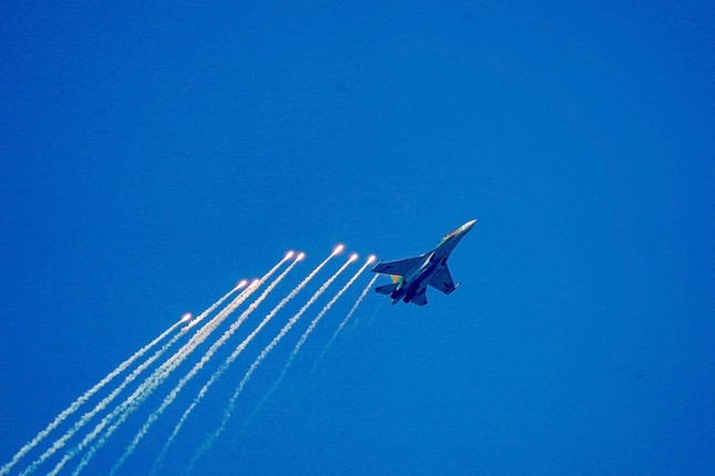 Tiêm kích Su-30MK2 thả bẫy nhiệt trên nền trời TPHCM. Tiêm kích Su-30MK2 thả bẫy nhiệt trên nền trời TPHCM.