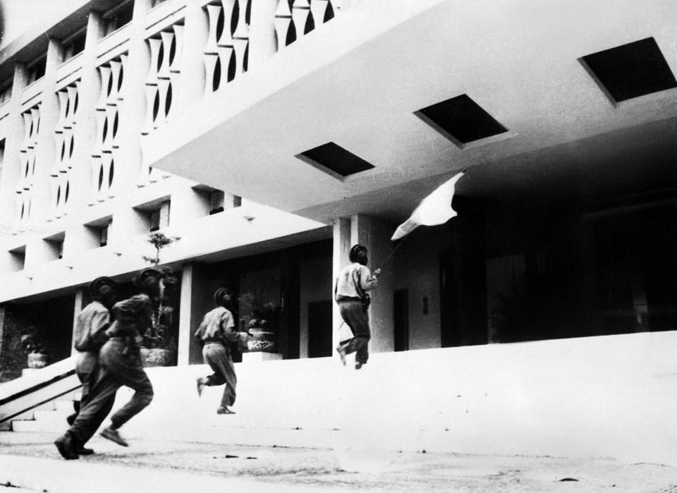 Các chiến sĩ quân giải phóng tiến cầm cờ vào Dinh Độc lập, ngày 30/4/1975.