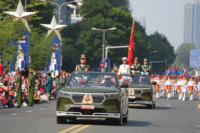Khối Quân kỳ do đồng chí Trung tướng Nguyễn Quang Ngọc - Ủy viên Trung ương Đảng, Ủy viên Quân ủy Trung ương, Phó Tổng Tham mưu trưởng Quân đội nhân dân Việt Nam chỉ huy dẫn đầu. Khối Quân kỳ do đồng chí Trung tướng Nguyễn Quang Ngọc - Ủy viên Trung ương Đảng, Ủy viên Quân ủy Trung ương, Phó Tổng Tham mưu trưởng Quân đội nhân dân Việt Nam chỉ huy dẫn đầu.