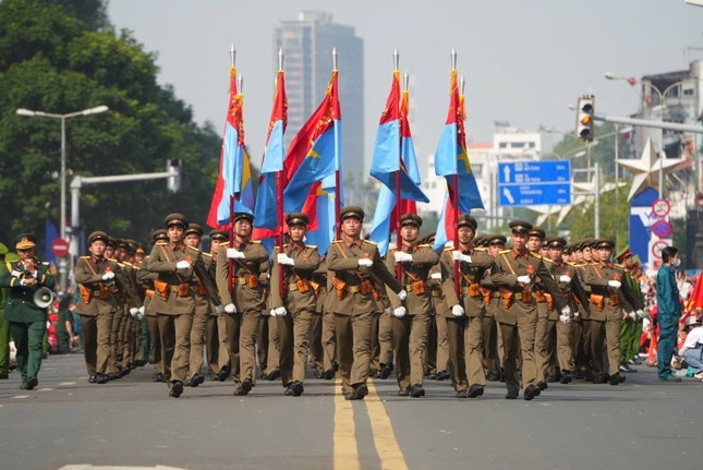 Khối sĩ quan đại diện năm cánh quân. Khối sĩ quan đại diện năm cánh quân.