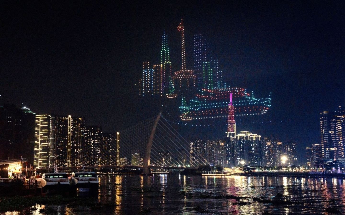 Một màn trình diễn drone trên sông Sài Gòn. Ảnh: Thanh Hà.