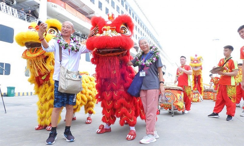 Du khách hào hứng chụp ảnh lưu niệm cùng đoàn lân sư rồng.