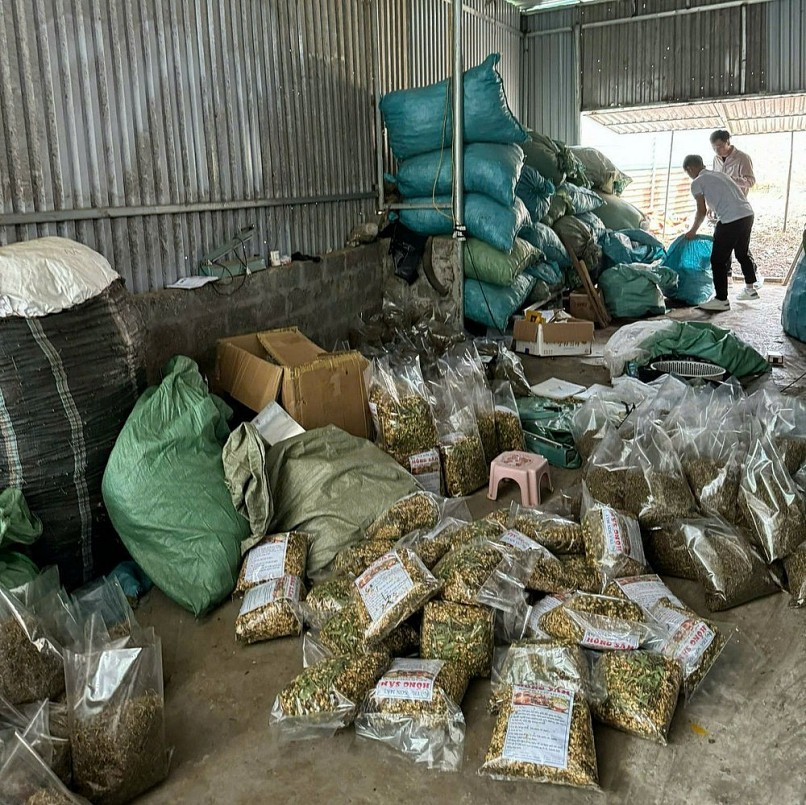 Lượng lớn hàng hóa thu giữ trong ổ nhóm.