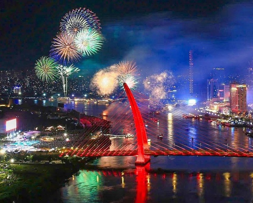 Từ 21h, tại 30 điểm khắp thành phố, pháo hoa đồng loạt được khai hỏa, vẽ nên những dải sáng sống động giữa nền trời đêm. Đặc biệt, hai điểm bắn tầm cao tại hầm vượt sông Sài Gòn (TP Thủ Đức) và Đền tưởng niệm Bến Dược (Củ Chi) thu hút hàng chục nghìn người dân đổ về chiêm ngưỡng.