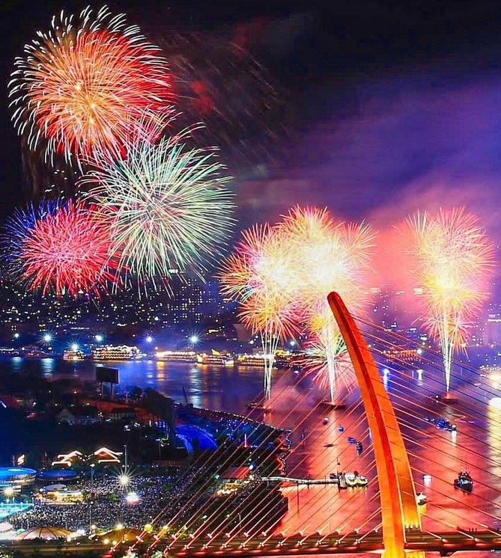 Từng chùm pháo nở bung trên cao, kết hợp âm thanh rộn ràng và ánh sáng lung linh, tạo nên khoảnh khắc mãn nhãn, khiến người xem không khỏi xúc động và tự hào.