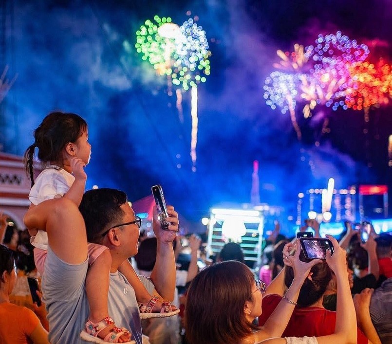 Khoảng khắc pháo hoa rợp trời chào mừng 50 năm thống nhất đất nước