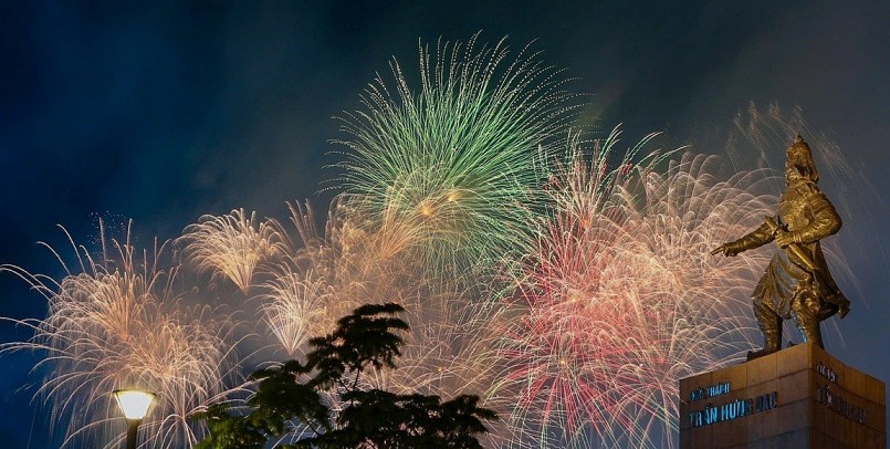 Khoảng khắc pháo hoa rợp trời chào mừng 50 năm thống nhất đất nước