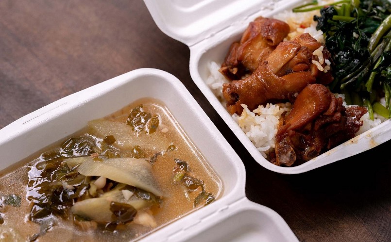 Phần lớn các quán ăn lựa chọn sử dụng hộp xốp để đựng thực phẩm vì sự tiện lợi, nhanh chóng.